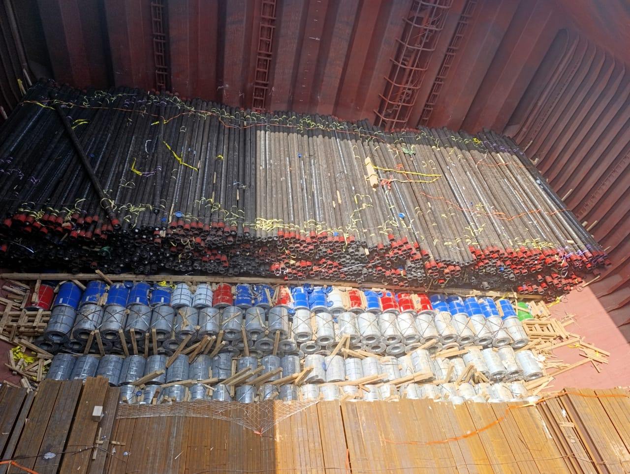 Tuberías y bobinas estibadas en la bodega del buque
